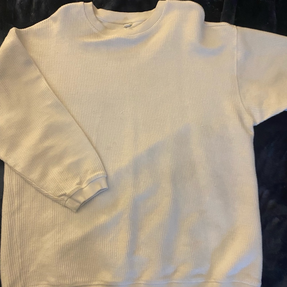 Selling a oversized arie sweater